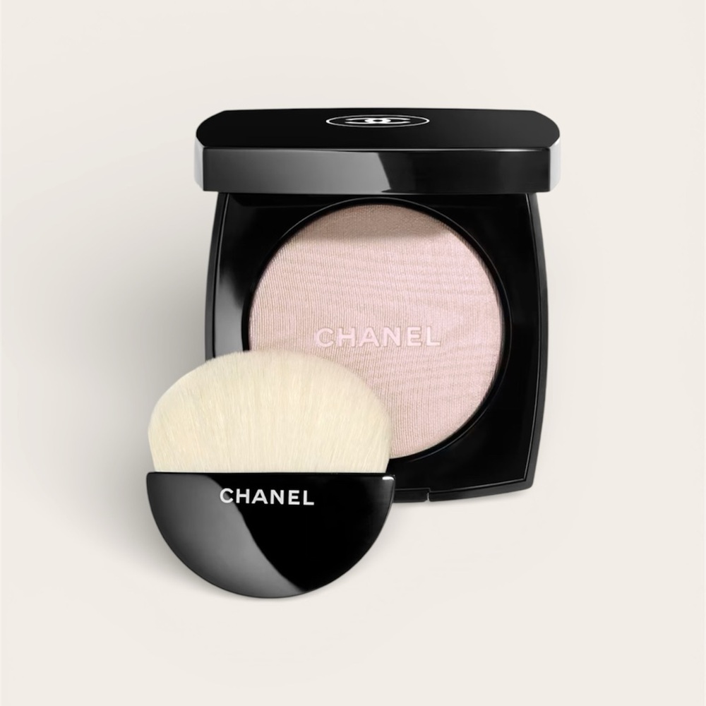 CHANEL Highlighter in white opal